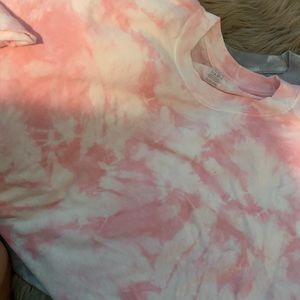 Men’s pink tie dye t-shirt.
